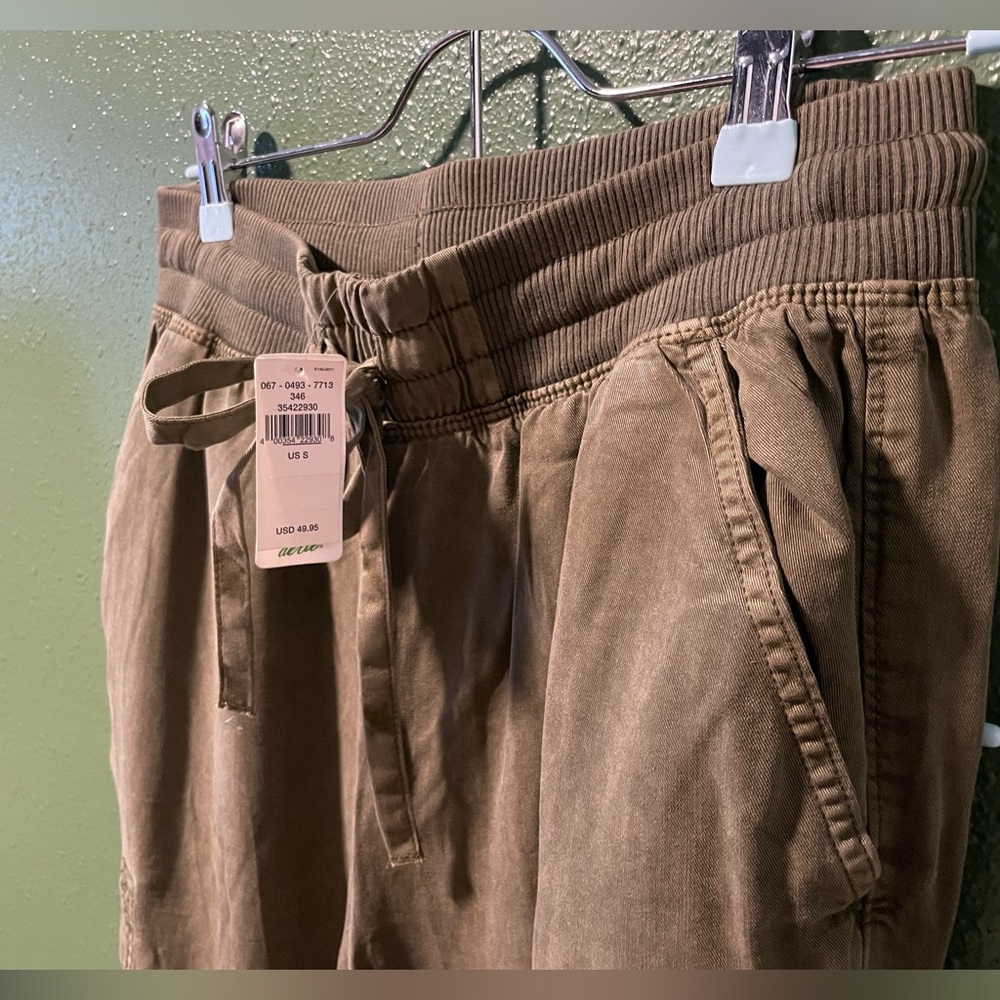 Bright olive green aerie joggers NWT